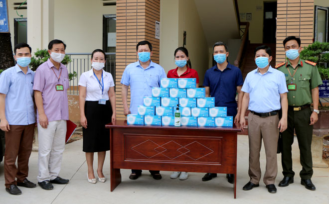 Lãnh đạo thành phố Yên Bái trao 1.000 khẩu trang cho điểm thi Trường THPT Nguyễn Huệ.