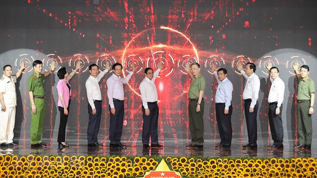 Thủ tướng Phạm Minh Chính và các đại biểu tại lễ công bố vận hành chính thức hệ thống trung tâm dữ liệu quốc gia về dân cư và hệ thống sản xuất, cấp, quản lý căn cước công dân
