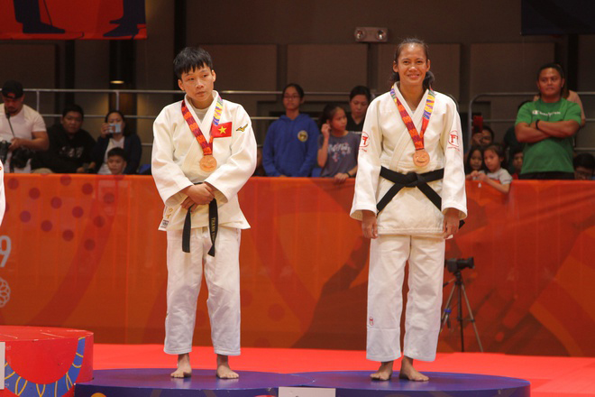 Thanh Thủy (trái) lần đầu tham dự Olympic.