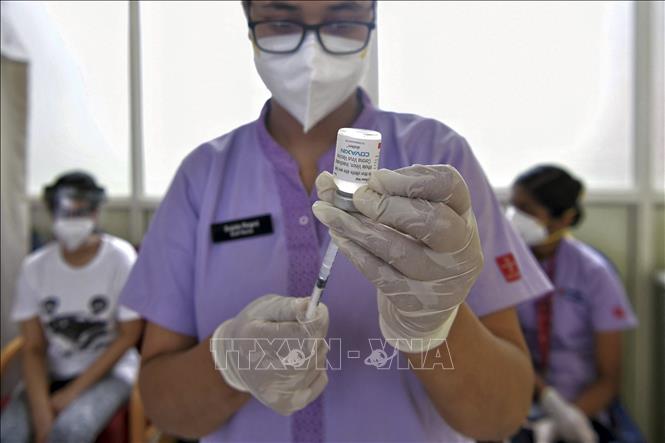 Nhân viên y tế chuẩn bị tiêm vaccine Covaxin phòng COVID-19 cho người dân tại Bangalore, Ấn Độ, ngày 18/6/2021.