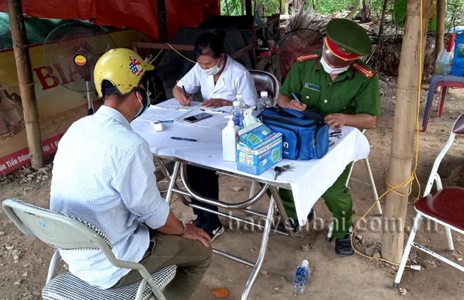 Công an xã Âu Lâu lập biên bản với những trường hợp vi phạm và tham mưu cho Chủ tịch UBND xã Âu Lâu ra quyết định xử phạt đối với những trường hợp người đi bộ cố tình đi vào đường cao tốc Nội Bài - Lào Cai tại Km 121.