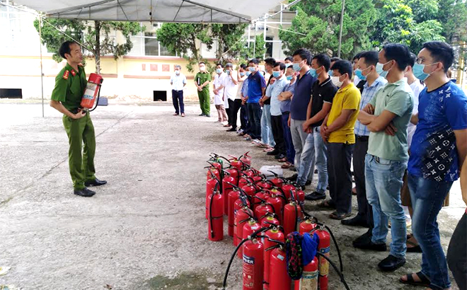 Hướng dẫn cách sử dụng bình chữa cháy tại lớp huấn luyện.