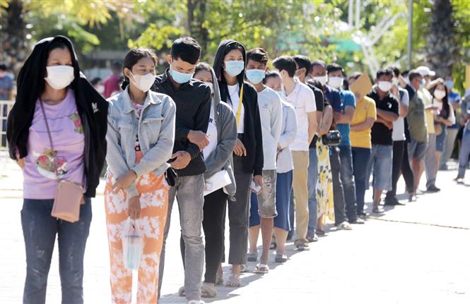 Người dân xếp hàng chờ được tiêm vaccine ngừa COVID-19 tại Phnom Penh, Campuchia ngày 2/7/2021.