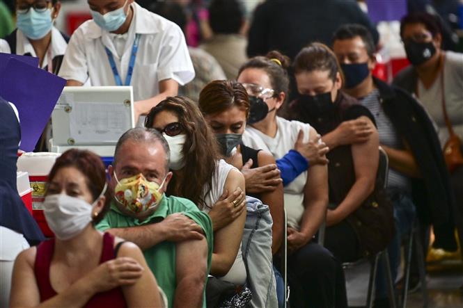 Người dân tại khu vực chờ sau khi tiêm vaccine phòng COVID-19 tại Mexico City, Mexico, ngày 6/7/2021.