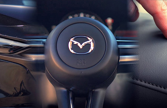 Logo của Mazda trên nắp túi khí sau nhiều năm sử dụng bị giòn và có thể gây nguy hiểm cho lái xe. (Ảnh: Motorbiscuit).