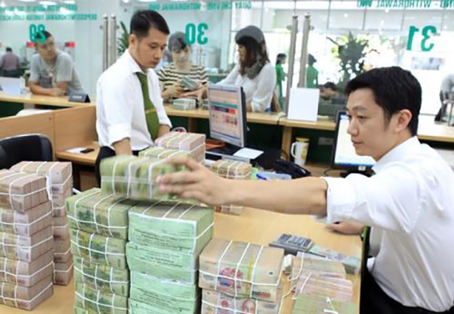 Giao dịch tại một chi nhánh Ngân hàng Vietcombank. Ảnh minh họa: TTXVN.