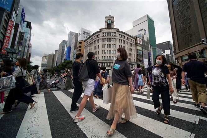 Người dân di chuyển trên đường phố tại Tokyo, Nhật Bản, ngày 27/6/2021.
