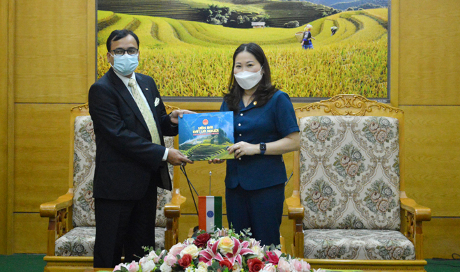 Vice Chairwoman of Yen Bai’s People's Committee Vu Thi Hien Hanh presents the book “Yen Bai – dat va nguoi” (Yen Bai – Land and People) to Indian Embassy in Vietnam.
