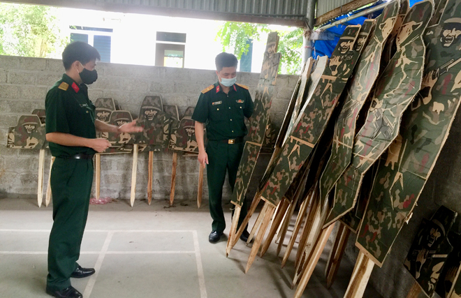 Cán bộ, chiến sĩ Ban Chỉ huy Quân sự huyện Yên Bình chuẩn bị chu đáo cơ sở vật chất để diễn tập khu vực phòng thủ huyện.