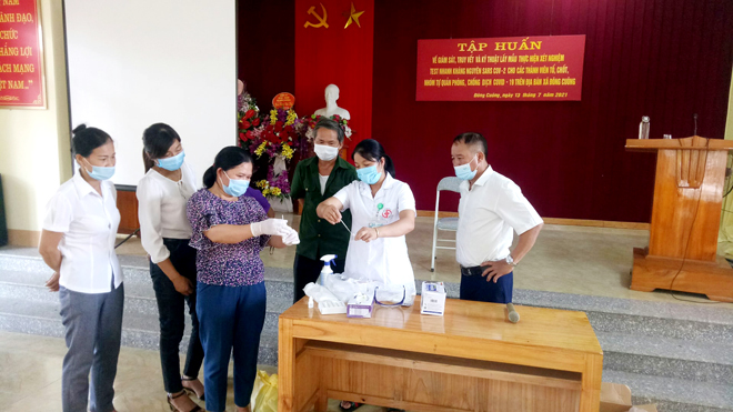 Tập huấn về giám sát, truy vết và kỹ thuật lấy mẫu, thực hiện xét nghiệm test nhanh kháng nguyên SARS CoV-2 cho các thành viên tổ, chốt, nhóm tự quản phòng, chống dịch COVID-19 trên địa bàn xã Đông Cuông, huyện Văn Yên.(Ảnh: FB Trang thông tin điện tử huyện Văn Yên).