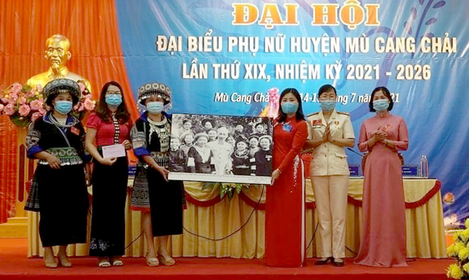 Lãnh đạo Hội LHPN tỉnh tặng Đại hội bức tranh Bác Hồ với phụ nữ các dân tộc thiểu số.