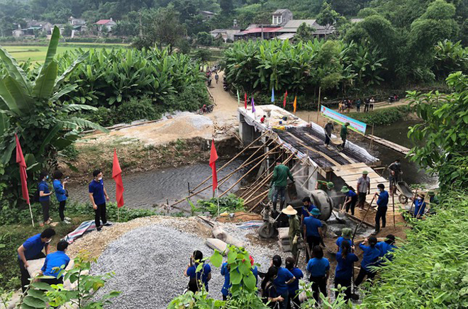 Đoàn viên thanh niên làm cầu giao thông nông thôn