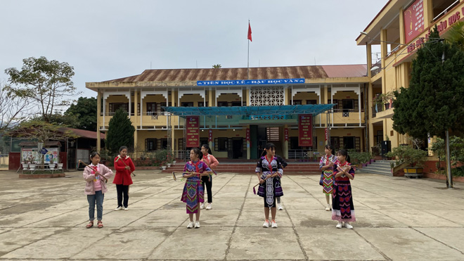 A folk dance practice by students of Lang Thip Semi-boarding Primary and Secondary School for Ethnic Minorities in Van Yen district.
