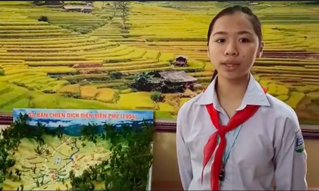 Vu Hoai Thuong, head of the student group, stands next to the model of the Dien Bien Phu Campaign.
