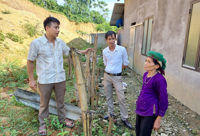 Cán bộ xã An Thịnh kiểm tra thực tế nguy cơ sạt lở đất tại gia đình bà Hoàng Thị May, thôn Làng Cau. Ảnh: Hoài Văn