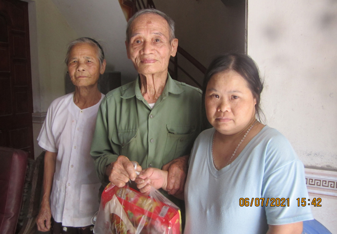 Ông Lương Văn Duy trao quà cho nạn nhân chất độc da cam tại phường Yên Thịnh. 
