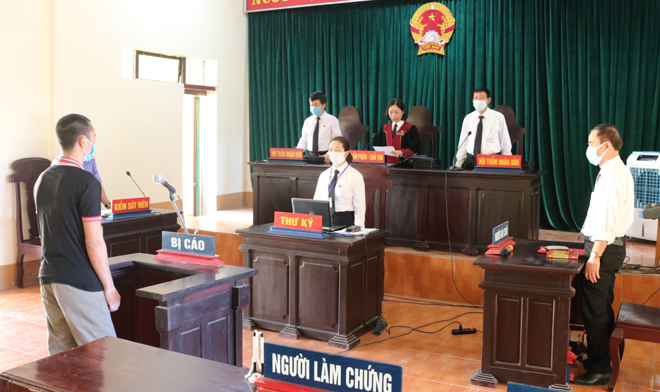 Một phiên tòa xét xử lưu động do Tòa án nhân dân tỉnh tổ chức tại huyện Văn Chấn.