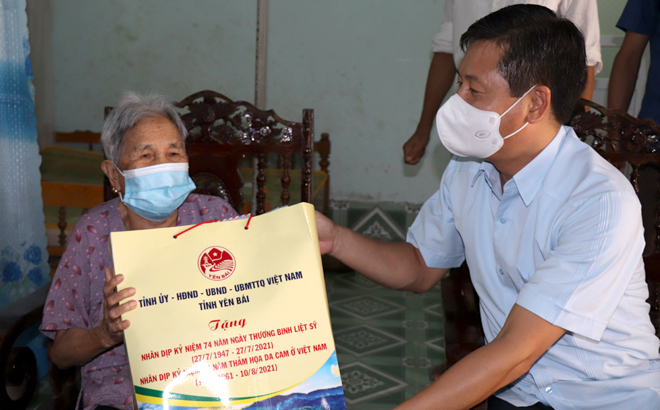 Phó Chủ tịch UBND tỉnh Ngô Hạnh Phúc thăm, tặng quà Mẹ Việt Nam anh hùng Dương Thị Cúc tại thôn Ngòi Bang, xã Bảo Ái.