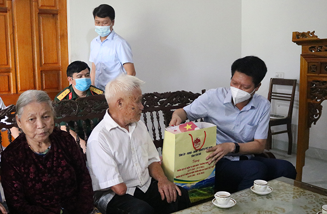 Đồng chí Nguyễn Thế Phước - Phó Chủ tịch Thường trực UBND tỉnh thăm và tặng quà thương binh Lê Tiến Lực.