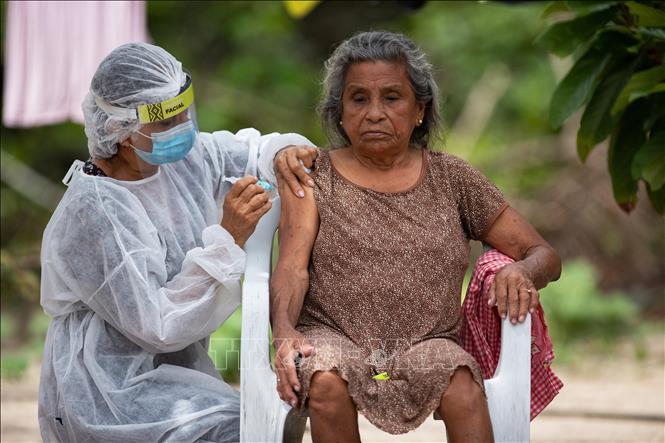 Người dân được tiêm phòng vaccine ngừa COVID-19 gần Manaus, bang Amazonas, Brazil ngày 9/2/2021.