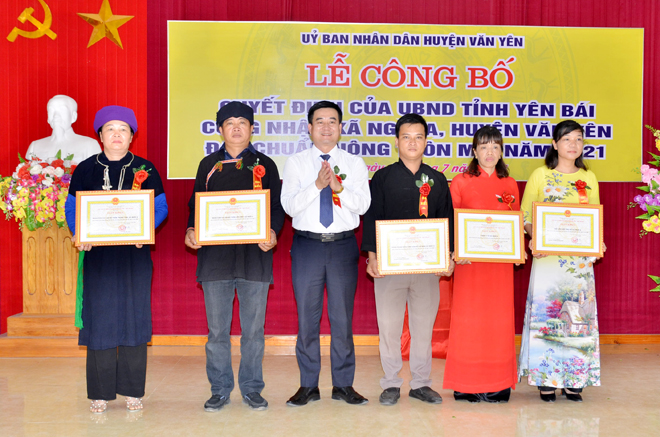 Lãnh đạo huyện Văn Yên tặng giấy khen cho các tập thể, cá nhân xã Ngòi A có thành tích xuất sắc trong xây dựng nông thôn mới.