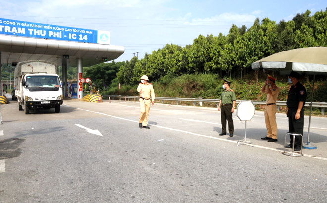Kiểm soát các phương tiện vận tải tại chốt kiểm dịch nút giao IC 14, cao tốc Nội Bài- Lào Cai, đoạn qua địa phận huyện Văn Yên.