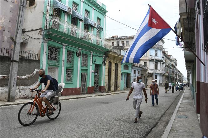Người dân đeo khẩu trang phòng lây nhiễm COVID-19 tại La Habana, Cuba.