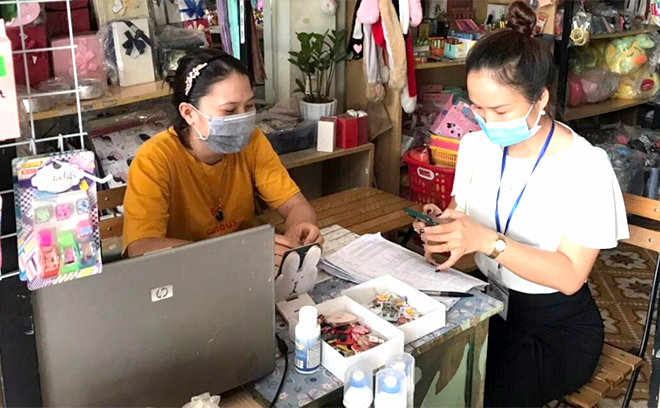 Điều tra viên thị trấn Yên Bình tiến hành thu thập thông tin tại hộ kinh doanh.