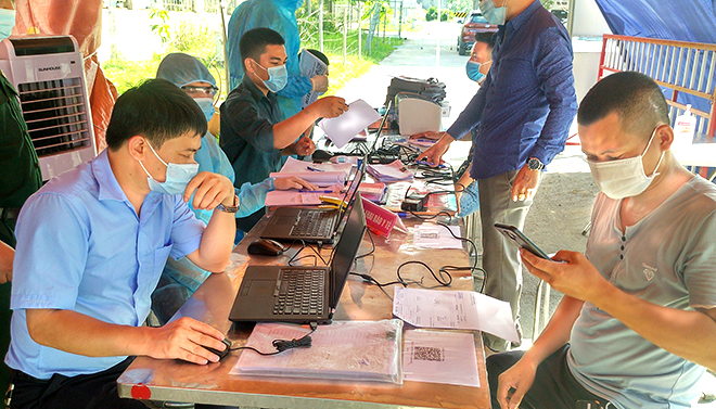 Người dân khai báo y tế ở nút giao IC-14, cao tốc Nội Bài - Lào Cai tại huyện Văn Yên. (Ảnh: Quyết Thắng)