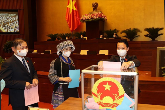 Đoàn đại biểu Quốc hội tỉnh Yên Bái bỏ phiếu bầu các nhân sự cấp cao của Đảng và Nhà nước. (Ảnh: Minh Đông/TTXVN)
