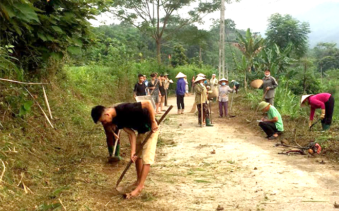 Nhân dân xã Đông Cuông vệ sinh đường làng ngõ xóm, tạo cảnh quan sạch đẹp.