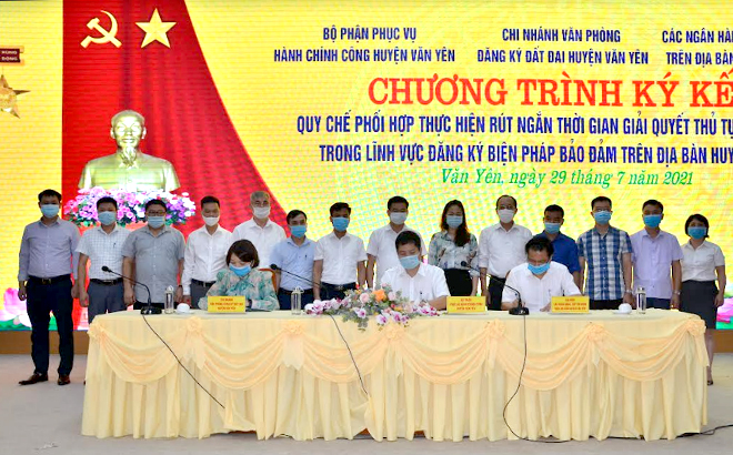 Lãnh đạo huyện Văn Yên, đại diện các phòng ban, các xã của huyện chứng kiến Lễ ký kết quy chế phối hợp.