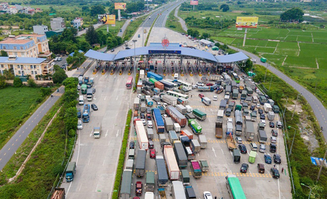 Tình trạng ùn tắc nghiêm trọng tại khu vực chốt kiểm dịch đầu trạm thu phí BOT Pháp Vân-Cầu Giẽ những ngày qua.