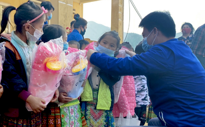 Lãnh đạo Tỉnh đoàn Yên Bái tặng quà cho các em học sinh Trường Phổ thông Dân tộc bán trú tiểu học Bản Mù, huyện Trạm Tấu.
