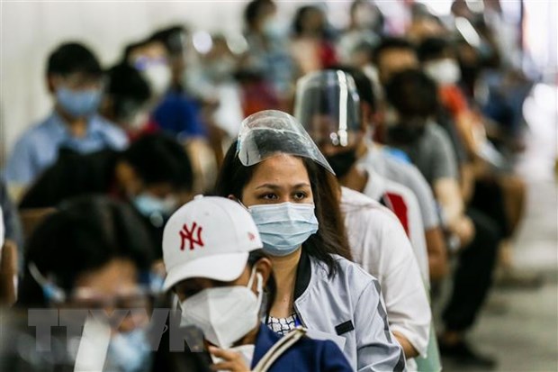 Người dân chờ tiêm vaccine ngừa COVID-19 tại Philippines, ngày 27/7/2021.