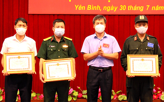 Đồng chí Ngô Hạnh Phúc - Phó Chủ tịch UBND tỉnh tặng bằng khen cho các cá nhân hoàn thành xuất sắc nhiệm vụ trong Diễn tập KVPT huyện Yên Bình năm 2021.