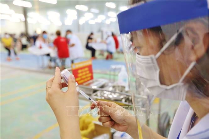 Nhân viên y tế tiêm vaccine phòng COVID-19 cho công nhân lao động tại các công ty thuộc khu công nghiệp.