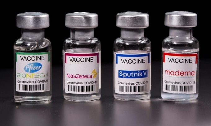 Các mẫu vaccine Covid-19 (từ trái qua phải) của Pfizer, AstraZeneca, Sputnik V và Moderna.