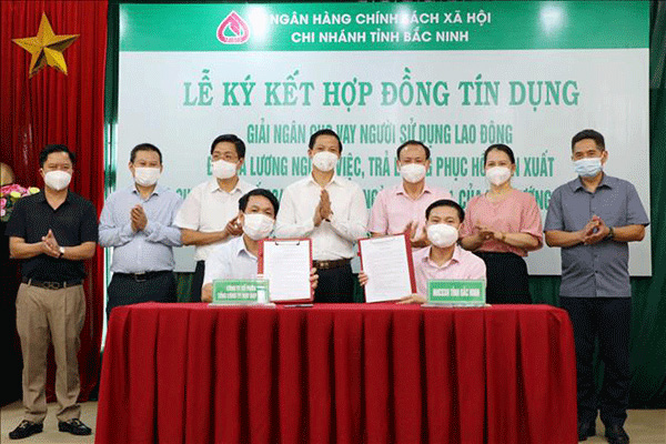 Chi nhánh NHCSXH tỉnh Bắc Ninh ký hợp đồng tín dụng, giải ngân cho vay Công ty cổ phần May Đáp Cầu và Công ty TNHH Viet Pacific Clothing.