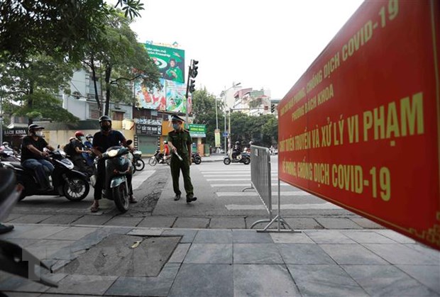 Công an phường Bách Khoa kiểm tra người tham gia giao thông tại chốt phòng, chống dịch trên tuyến phố Lê Thanh Nghị, phường Bách Khoa.