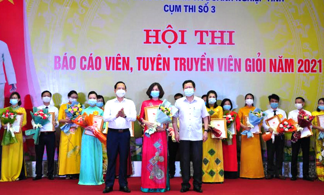 Ban tổ chức trao giải Nhất cho thí sinh Nguyễn Thị Thu thuộc Đảng bộ Sở GD&ĐT.