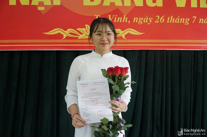 Em Đinh Thị Kim Ngân tại lễ kết nạp Đảng.