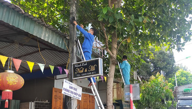 Cán bộ ngành chức năng và các đơn vị viễn thông thực hiện bó gọn hệ thống dây cáp tại khu vực thị trấn Cổ Phúc