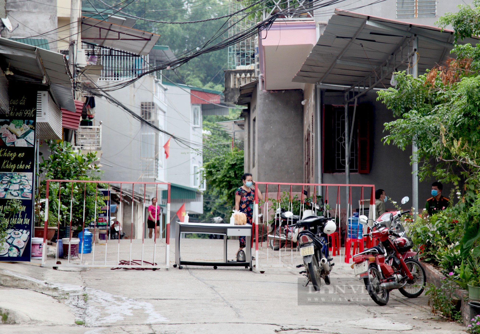 Một chốt kiểm soát tại đầu tổ 3, phường Phùng Chí Kiên, TP.Bắc Kạn- nơi có bệnh nhân dương tính Covid-19 vừa được phát hiện. Ảnh chụp sáng 18/7 (Ảnh: Dân Việt)