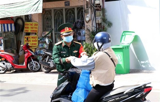 Cán bộ, chiến sỹ Bộ Tư lệnh Thành phố Hồ Chí Minh tham gia công tác kiểm soát thực hiện Chỉ thị 16 trên địa bàn Thành phố.