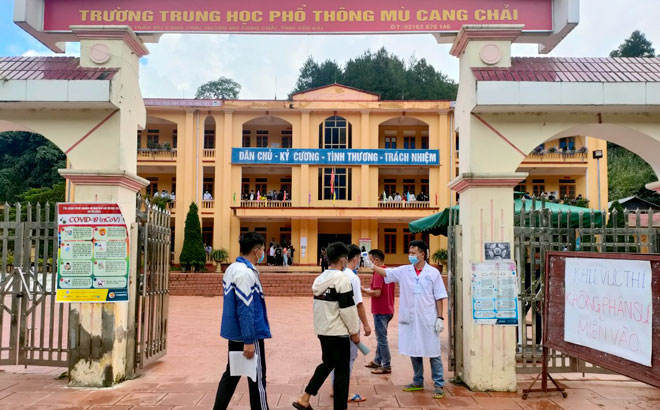 Đo thân nhiệt cho thí sinh làm thủ tục tham dự Kỳ thi tốt nghiệp THPT năm 2021 tại điểm thi Trường THPT Mù Cang Chải, huyện Mù Cang Chải.