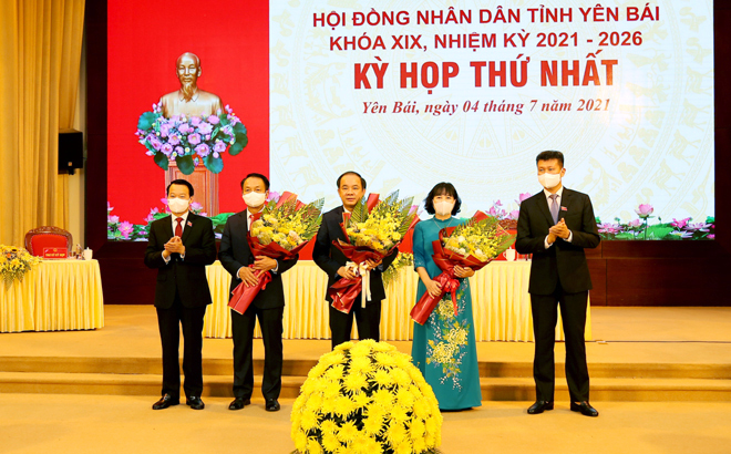 Member of the Party Central Committee and Secretary of the provincial Party Committee Do Duc Duy, and Chairman of the People’s Committee Tran Huy Tuan congratulated newly elected head and deputy heads of the 19th People’s Council of Yen Bai.