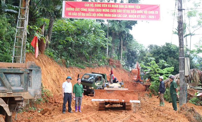 Một tuyến đường giao thông nông thôn đang thi công ở xã Minh Tiến, huyện Lục Yên.