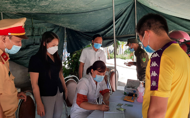 Inspection at a COVID-19 checkpoints in Minh Xuan commune, Luc Yen district.