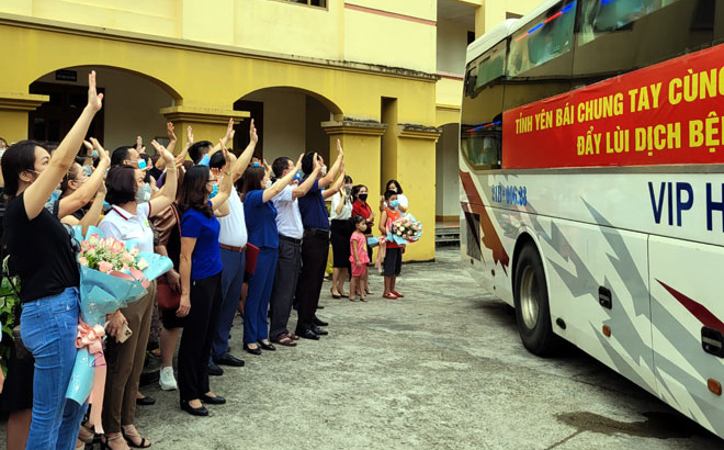 Chia tay đoàn cán bộ y tế của tỉnh Yên Bái đi hỗ trợ Thành phố Hồ Chí Minh dập dịch Covid-19 sáng 13/7.